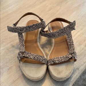 Universal Thread Tan and Black Women's Sandals